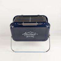 93749-Tragbarer-Grill-Koffer-Large-Portable-BBQ-stainless-steel-blau-von-Gentlemen--s-Hardware-IMG-5659.jpg Geschlossener tragbarer Grill Koffer Large von Gentlemen’s Hardware in Blau mit Schriftzug „The Adventure Begins“