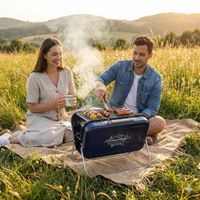 93749-Tragbarer-Grill-Koffer-Large-Portable-BBQ-stainless-steel-blau-von-Gentlemen--s-Hardware-IMG-5661-Gemini.jpg Tragbarer BBQ Koffergrill von Gentlemen’s Hardware mit entnommenem Grillrost und Edelstahl-Kohlewanne auf Picknickdecke im Grünen