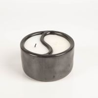 Die hochwertige Duftkerze Sojakerze Yin-Yang Black Palo Santo/Cade 311gr im Keramiktopf von Paddywax besticht durch ihr schwarzes Keramikgefäß in geschwungener Yin-Yang-Form. Ein dekoratives Highlight für moderne Akzente - Vollansicht