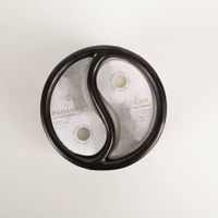 Die hochwertige Duftkerze Sojakerze Yin-Yang Black Palo Santo/Cade 311gr im Keramiktopf von Paddywax besticht durch ihr schwarzes Keramikgefäß in geschwungener Yin-Yang-Form. Ein dekoratives Highlight für moderne Akzente - von oben