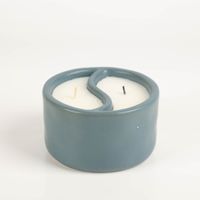 93754-Duftkerze-Sojakerze-Yin-Yang-Royal-Blue-Sea-Moss-Sage-311gr-im-Keramiktopf-von-Paddywax-IMG-5704.jpg Die hochwertige Duftkerze Sojakerze Yin-Yang Royal Blue Sea Moss/Sage 311gr im Keramiktopf von Paddywax besticht durch ihr blaues Keramikgefäß in geschwungener Yin-Yang-Form. Ein dekoratives Highlight für entspannte Momente - Vollansicht