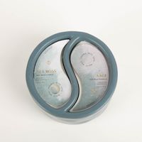 93754-Duftkerze-Sojakerze-Yin-Yang-Royal-Blue-Sea-Moss-Sage-311gr-im-Keramiktopf-von-Paddywax-IMG-5705.jpg Die hochwertige Duftkerze Sojakerze Yin-Yang Royal Blue Sea Moss/Sage 311gr im Keramiktopf von Paddywax besticht durch ihr blaues Keramikgefäß in geschwungener Yin-Yang-Form. Ein dekoratives Highlight für entspannte Momente - Detailaufnahme