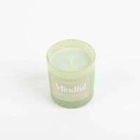Diese hochwertige Duftkerze aus Sojawachs mit ätherischen Ölen sorgt für entspannende Wellness-Momente im grünen Glastopf. Die Mindful-Kerze von Paddywax bietet mit 141 g Inhalt ein langanhaltendes und wohltuendes Dufterlebnis - von oben