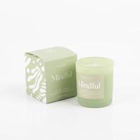 93756-Duftkerze-Sojakerze-Wellness-Green-Mindful-141gr-im-Glastopf-von-Paddywax-IMG-9511.jpg Diese hochwertige Duftkerze aus Sojawachs mit ätherischen Ölen sorgt für entspannende Wellness-Momente im grünen Glastopf. Die Mindful-Kerze von Paddywax bietet mit 141 g Inhalt ein langanhaltendes und wohltuendes Dufterlebnis - mit Verpackung in Szene ges