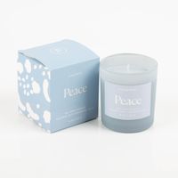 93757-Duftkerze-Sojakerze-Wellness-Blue-Peace-141gr-im-Glastopf-von-Paddywax-IMG-9520.jpg Diese hochwertige Duftkerze aus Sojawachs mit ätherischen Ölen sorgt für entspannende Wellness-Momente im blauen Glastopf. Die Peace-Kerze von Paddywax bietet mit 141 g ein langanhaltendes und wohltuendes Dufterlebnis - in Szene gesetzt