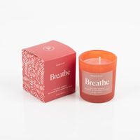 93759-Duftkerze-Sojakerze-Wellness-Red-Breathe-141gr-im-Glastopf-von-Paddywax-IMG-9515.jpg Diese hochwertige Duftkerze aus Sojawachs mit ätherischen Ölen sorgt für entspannende Wellness-Momente im roten Glastopf. Die Breathe-Kerze von Paddywax bietet mit 141 g ein langanhaltendes und wohltuendes Dufterlebnis - in Szene gesetzt