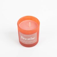 93759-Duftkerze-Sojakerze-Wellness-Red-Breathe-141gr-im-Glastopf-von-Paddywax-IMG-9516.jpg Diese hochwertige Duftkerze aus Sojawachs mit ätherischen Ölen sorgt für entspannende Wellness-Momente im roten Glastopf. Die Breathe-Kerze von Paddywax bietet mit 141 g ein langanhaltendes und wohltuendes Dufterlebnis - von oben