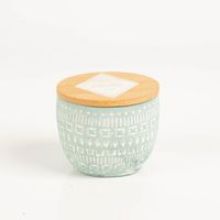 Die hochwertige Duftkerze Sojakerze Sonora Concrete Candle 85g Mint Bergamot & Fresh Fig von Paddywax besticht durch ihr mintgrünes Betongefäß mit Ethno-Muster und Holzdeckel. Ideal für erfrischende Akzente - Vollansicht