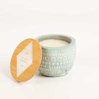 Die hochwertige Duftkerze Sojakerze Sonora Concrete Candle 85g Mint Bergamot & Fresh Fig von Paddywax besticht durch ihr mintgrünes Betongefäß mit Ethno-Muster und Holzdeckel. Ideal für erfrischende Akzente - mit offenem Deckel