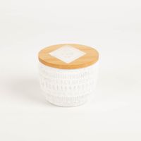 93761-Duftkerze-Sojakerze-Sonora-Concrete-Candle-85g-White-Cotton-und-Teak-von-Paddywax-IMG-5685.jpg Die hochwertige Duftkerze Sojakerze Sonora Concrete Candle 85g White Cotton & Teak von Paddywax besticht durch ihr helles Betongefäß mit Ethno-Muster und Holzdeckel. Ein stilvoller Akzent für modernes Wohnen - Vollansicht