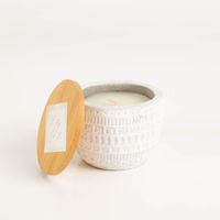 93761-Duftkerze-Sojakerze-Sonora-Concrete-Candle-85g-White-Cotton-und-Teak-von-Paddywax-IMG-5689.jpg Die hochwertige Duftkerze Sojakerze Sonora Concrete Candle 85g White Cotton & Teak von Paddywax besticht durch ihr helles Betongefäß mit Ethno-Muster und Holzdeckel. Ein stilvoller Akzent für modernes Wohnen - mit offenem Deckel