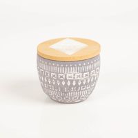 93762-Duftkerze-Sojakerze-Sonora-Concrete-Candle-85g-Purple-Wildflowers-und-Birch-von-Paddywax-IMG-5681.jpg Die hochwertige Duftkerze Sojakerze Sonora Concrete Candle 85g Purple Wildflowers & Birch von Paddywax besticht durch ihr graues Betongefäß mit weißem Ethno-Muster und Holzdeckel. Ideal für natürliche Akzente - Vollansicht