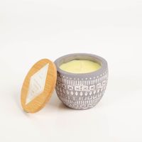 93762-Duftkerze-Sojakerze-Sonora-Concrete-Candle-85g-Purple-Wildflowers-und-Birch-von-Paddywax-IMG-5682.jpg Die hochwertige Duftkerze Sojakerze Sonora Concrete Candle 85g Purple Wildflowers & Birch von Paddywax besticht durch ihr graues Betongefäß mit weißem Ethno-Muster und Holzdeckel. Ideal für natürliche Akzente - mit offenem Deckel