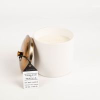 Paddywax Hygge Duftkerze White Tobacco & Vanilla mit Etikett, Sojakerze 425 g im Keramiktopf