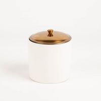 93763-Duftkerze-Sojakerze-Hygge-White-Tobacco-und-Vanilla-425g-mit-3-Dochten-im-Keramiktopf-mit-Metalldeckel-von-Paddywax-IMG-5623.jpg Paddywax Hygge Duftkerze White Tobacco & Vanilla im weißen Keramiktopf mit Kupferdeckel, Sojakerze 425 g