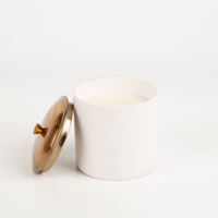 93763-Duftkerze-Sojakerze-Hygge-White-Tobacco-und-Vanilla-425g-mit-3-Dochten-im-Keramiktopf-mit-Metalldeckel-von-Paddywax-IMG-5624.jpg Offene Paddywax Hygge Duftkerze mit drei Dochten im weißen Keramiktopf, Kupferdeckel seitlich