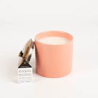 Paddywax Hygge Sojakerze Rosewood & Patchouli mit Etikett, rosafarbener Keramiktopf, 3 Dochte