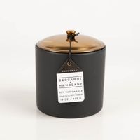 93765-Duftkerze-Sojakerze-Hygge-Black-Bergamot-und-Mahagoni-425g-mit-3-Dochten-im-Keramiktopf-mit-Metalldeckel-von-Paddywax-IMG-5619.jpg Paddywax Hygge Duftkerze Bergamot & Mahagoni, schwarze Sojakerze 425 g mit Kupferdeckel und Etikett