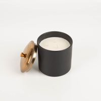 93765-Duftkerze-Sojakerze-Hygge-Black-Bergamot-und-Mahagoni-425g-mit-3-Dochten-im-Keramiktopf-mit-Metalldeckel-von-Paddywax-IMG-5621.jpg Paddywax Hygge Duftkerze offen mit drei Dochten, Sojawachs im schwarzen Keramiktopf, Kupferdeckel daneben