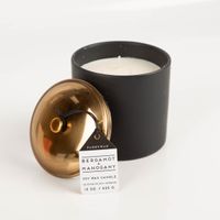 93765-Duftkerze-Sojakerze-Hygge-Black-Bergamot-und-Mahagoni-425g-mit-3-Dochten-im-Keramiktopf-mit-Metalldeckel-von-Paddywax-IMG-5622.jpg Detailansicht der offenen Paddywax Hygge Sojakerze mit drei Dochten im schwarzen Keramikgefäß
