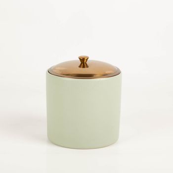 Die hochwertige Duftkerze Sojakerze Hygge Sage Wild Fig & Cedar 425g mit 3 Dochten im Keramiktopf mit Metalldeckel von Paddywax besticht durch ihr minimalistisches, matt-grünes Design. Ideal für skandinavische Gemütlichkeit - Vollansicht