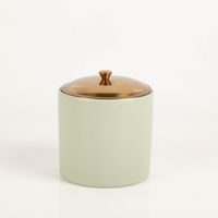 Die hochwertige Duftkerze Sojakerze Hygge Sage Wild Fig & Cedar 425g mit 3 Dochten im Keramiktopf mit Metalldeckel von Paddywax besticht durch ihr minimalistisches, matt-grünes Design. Ideal für skandinavische Gemütlichkeit - Vollansicht