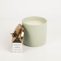 Die hochwertige Duftkerze Sojakerze Hygge Sage Wild Fig & Cedar 425g mit 3 Dochten im Keramiktopf mit Metalldeckel von Paddywax besticht durch ihr minimalistisches, matt-grünes Design. Ideal für skandinavische Gemütlichkeit - Detailaufnahme