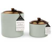 Kleine Paddywax Hygge Sojekerze Wild Fig & Cedar 141 g neben großer Paddywax Hygge Sojekerze Wild Fig & Cedar 425g - in Szene gesetzt