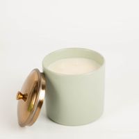 93766-Duftkerze-Sojakerze-Hygge-Sage-Wild-Fig-und-Cedar-425g-mit-3-Dochten-im-Keramiktopf-mit-Metalldeckel-von-Paddywax-IMG-5695.jpg Die hochwertige Duftkerze Sojakerze Hygge Sage Wild Fig & Cedar 425g mit 3 Dochten im Keramiktopf mit Metalldeckel von Paddywax besticht durch ihr minimalistisches, matt-grünes Design. Ideal für skandinavische Gemütlichkeit - mit offenem Deckel