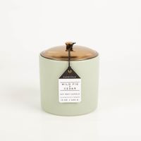93766-Duftkerze-Sojakerze-Hygge-Sage-Wild-Fig-und-Cedar-425g-mit-3-Dochten-im-Keramiktopf-mit-Metalldeckel-von-Paddywax-IMG-5698.jpg Die hochwertige Duftkerze Sojakerze Hygge Sage Wild Fig & Cedar 425g mit 3 Dochten im Keramiktopf mit Metalldeckel von Paddywax besticht durch ihr minimalistisches, matt-grünes Design. Ideal für skandinavische Gemütlichkeit - mit Etikett
