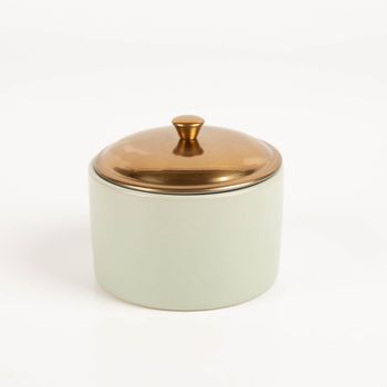 Paddywax Hygge Duftkerze Wild Fig & Cedar im salbeigrünen Keramiktopf mit Kupferdeckel