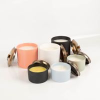 93767-Duftkerze-Sojakerze-Hygge-Sage-Wild-Fig-und-Cedar-141g-im-Keramiktopf-mit-Metalldeckel-von-Paddywax-IMG-5617.jpg Paddywax Hygge Duftkerzen in verschiedenen Farben und Größen mit Kupferdeckel im skandinavischen Design