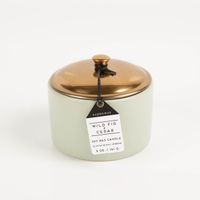 93767-Duftkerze-Sojakerze-Hygge-Sage-Wild-Fig-und-Cedar-141g-im-Keramiktopf-mit-Metalldeckel-von-Paddywax-IMG-5633.jpg Paddywax Hygge Sojakerze Wild Fig & Cedar 141 g im grünen Keramiktopf mit Kupferdeckel und Etikett