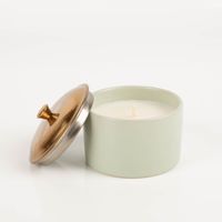 93767-Duftkerze-Sojakerze-Hygge-Sage-Wild-Fig-und-Cedar-141g-im-Keramiktopf-mit-Metalldeckel-von-Paddywax-IMG-5636.jpg Paddywax Hygge Duftkerze Wild Fig & Cedar offen im salbeigrünen Keramiktopf mit Kupferdeckel, 141 g