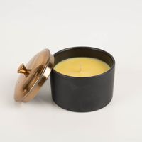 93768-Duftkerze-Sojakerze-Hygge-Black-Bergamot-und-Mahogony-141g-im-Keramiktopf-mit-Metalldeckel-von-Paddywax-IMG-5650.jpg Paddywax Hygge Black Duftkerze Bergamot & Mahogany offen, Sojawachs im schwarzen Keramiktopf mit Metalldeckel