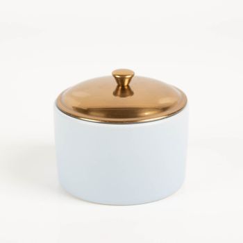 Paddywax Hygge Sojakerze Teakwood & Jasmine im hellblauen Keramiktopf mit Kupferdeckel