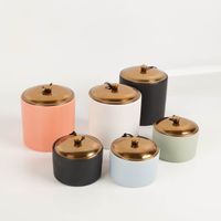 Paddywax Hygge Duftkerzen in verschiedenen Farben und Größen mit Kupferdeckel im skandinavischen Design