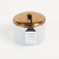 Paddywax Hygge Duftkerze Teakwood & Jasmine 141 g im hellblauen Keramiktopf mit Kupferdeckel