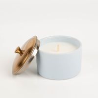 93769-Duftkerze-Sojakerze-Hygge-Blue-Teakwood-und-Jasmine-141g-im-Keramiktopf-mit-Metalldeckel-von-Paddywax-IMG-5645.jpg Paddywax Hygge Duftkerze Teakwood & Jasmine offen im hellblauen Keramiktopf mit Kupferdeckel