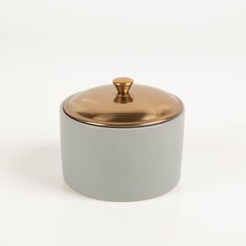 Die hochwertige Duftkerze Sojakerze Hygge Grey Vetiver & Cardamom 141g im Keramiktopf mit Metalldeckel von Paddywax besticht durch ihr minimalistisches, matt-graues Design. Ein stilvoller Akzent für skandinavische Gemütlichkeit - Vollansicht