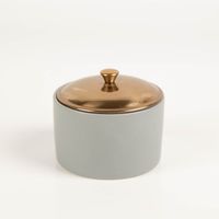 93770-Duftkerze-Sojakerze-Hygge-Grey-Vetiver-und-Cardamom-141g-im-Keramiktopf-mit-Metalldeckel-von-Paddywax-IMG-5700.jpg Die hochwertige Duftkerze Sojakerze Hygge Grey Vetiver & Cardamom 141g im Keramiktopf mit Metalldeckel von Paddywax besticht durch ihr minimalistisches, matt-graues Design. Ein stilvoller Akzent für skandinavische Gemütlichkeit - Vollansicht
