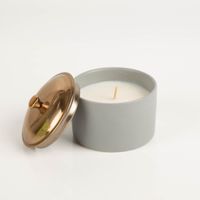 93770-Duftkerze-Sojakerze-Hygge-Grey-Vetiver-und-Cardamom-141g-im-Keramiktopf-mit-Metalldeckel-von-Paddywax-IMG-5701.jpg Die hochwertige Duftkerze Sojakerze Hygge Grey Vetiver & Cardamom 141g im Keramiktopf mit Metalldeckel von Paddywax besticht durch ihr minimalistisches, matt-graues Design. Ein stilvoller Akzent für skandinavische Gemütlichkeit - mit offenem Deckel