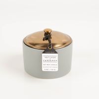 93770-Duftkerze-Sojakerze-Hygge-Grey-Vetiver-und-Cardamom-141g-im-Keramiktopf-mit-Metalldeckel-von-Paddywax-IMG-5702.jpg Die hochwertige Duftkerze Sojakerze Hygge Grey Vetiver & Cardamom 141g im Keramiktopf mit Metalldeckel von Paddywax besticht durch ihr minimalistisches, matt-graues Design. Ein stilvoller Akzent für skandinavische Gemütlichkeit - Detailaufnahme