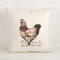 Die hochwertige Kissenhülle Hahn Streifen beige gelb braun 45x45cm von Clayre & Eef besticht durch ihr rustikales Hahnmotiv auf gestreiftem Grund. Ein ländlicher Akzent für Ihr Zuhause - Vollansicht