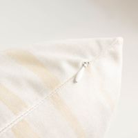 Die hochwertige Kissenhülle Hahn Streifen beige gelb braun 45x45cm von Clayre & Eef besticht durch ihr rustikales Hahnmotiv auf gestreiftem Grund. Ein ländlicher Akzent für Ihr Zuhause - Reissverschluss