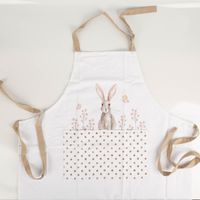 Die hochwertige Schürze aus Baumwolle Hase weiß braun 70x85cm von Clayre & Eef besticht durch ihr verspieltes Hasenmotiv mit zarten Blumen und Punkten. Ein praktisches Accessoire für die Küche - Vollansicht