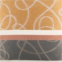 Dieser hochwertige Gardinenstoff Voile Jacquard Querstreifen halbtransparent weiß kupfer gold grau 150cm Breite besticht durch sein modernes Muster mit feinen Linien und Kreisen in warmen Erdtönen - Nahaufnahme