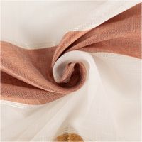 Dieser hochwertige Gardinenstoff Voile Jacquard Querstreifen halbtransparent weiß kupfer gold grau 150cm Breite besticht durch sein modernes Muster mit feinen Linien und Kreisen in warmen Erdtönen - kunstvoll eingedreht in Falten