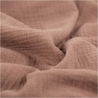 93795-Musselin-Stoff--Baumwollstoff-Double-Gauze-uni-Taupe-Braun-130-cm-IMG-6825.jpg Der hochwertige Musselin Stoff Baumwollstoff Double Gauze uni Beige 130 cm besticht durch seine weiche, doppellagige Struktur in einem sanften, gedeckten Erdton. Ein vielseitiges Material für Ihre Nähprojekte - stilvoll drapiert
