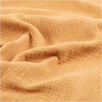 Der hochwertige Musselin Stoff Baumwollstoff Double Gauze uni Kamel-Braun 130 cm besticht durch seine weiche, doppellagige Struktur in einem warmen Erdton. Ein vielseitiges Material für Ihre Nähprojekte - stilvoll drapiert